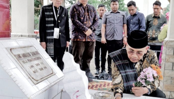 Ziarah Ke Makam Raja Siantar Sangnawaluh Damanik Menutup Rangkaian Jiarah Marpitu Dalam Hari Jadi ke -193 Daerah Simalungun
