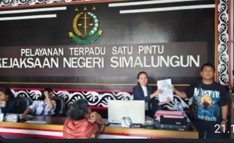 Oknum Guru SMA Cahaya Dilaporkan ke Kejari Simalungun Karena Rekening PIP Dikuasainya
